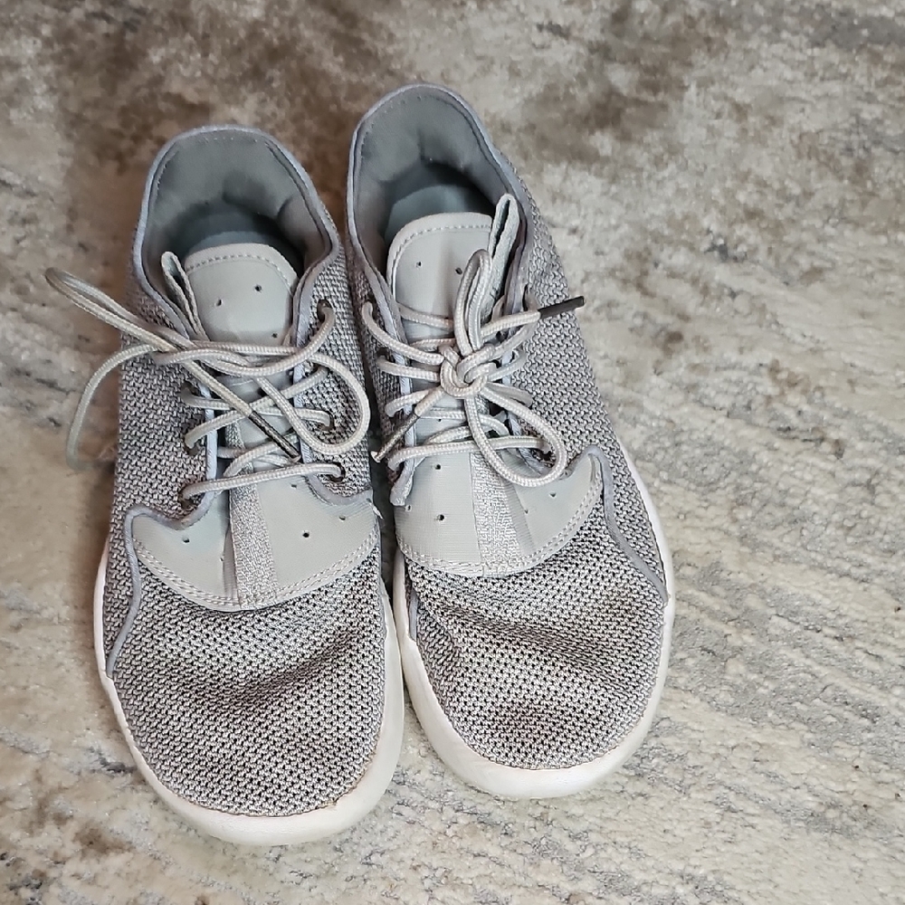 BOYS JORDAN SHOES SIZE 5.5Y